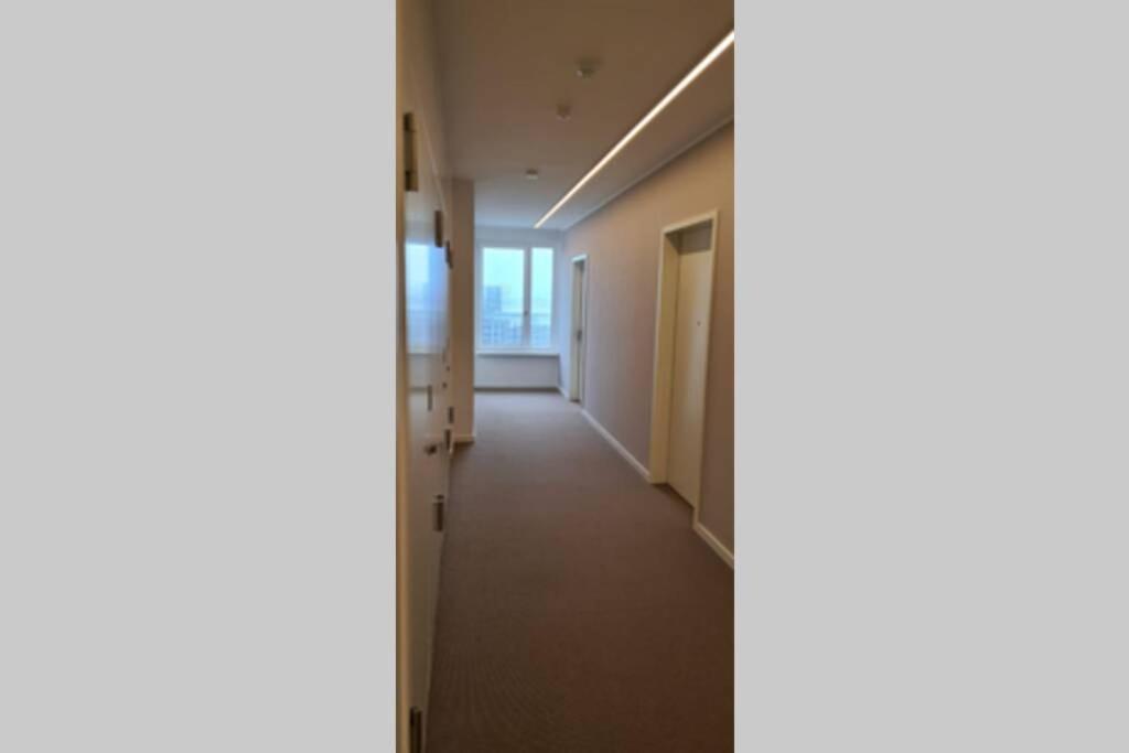 1 Zimmer Apartment über den Wolken Berlín Exterior foto